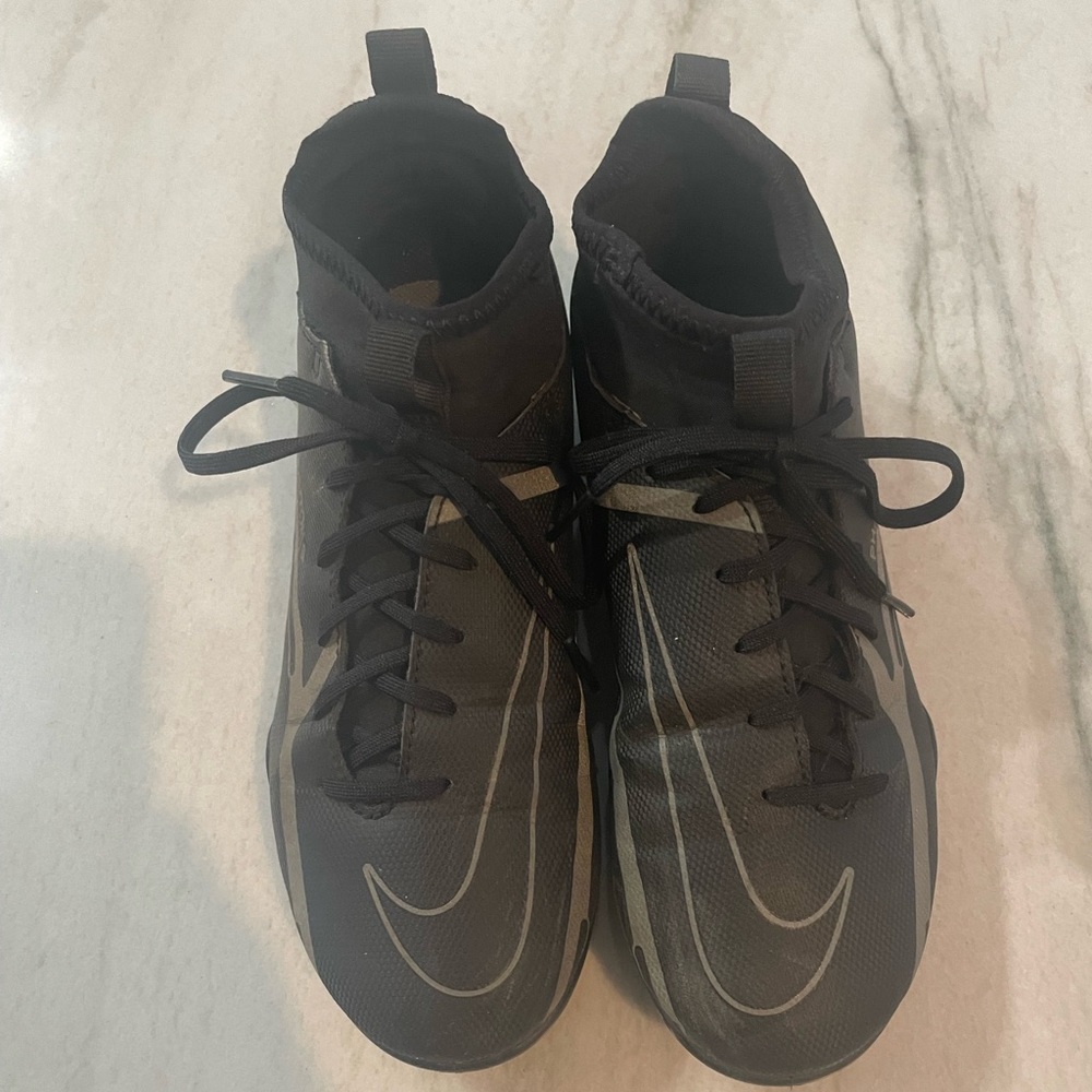 Barely used Nike Jr Phantom Soccer Cleats